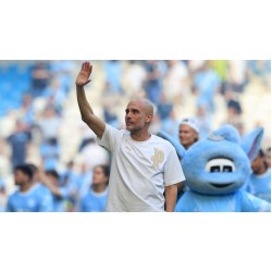 Kaksi valokuvaa yhdessä muodostaa Manchester Cityn aikakauden, joka tunnetaan nimellä Pep Guardiolan aikakausi Kaksi valokuvaa yhdessä muodostaa Manchester Cityn aikakauden, joka tunnetaan nimellä Pep Guardiolan aikakausi